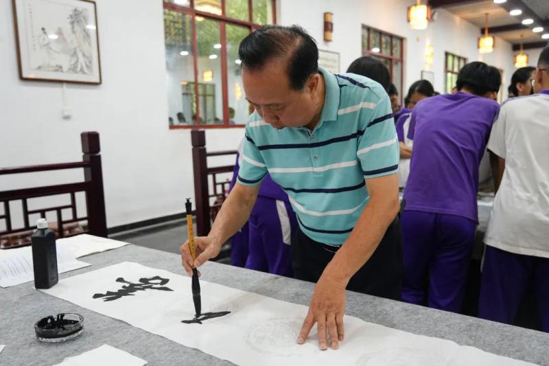 各老年书法家协会的老师们正在挥洒毫墨