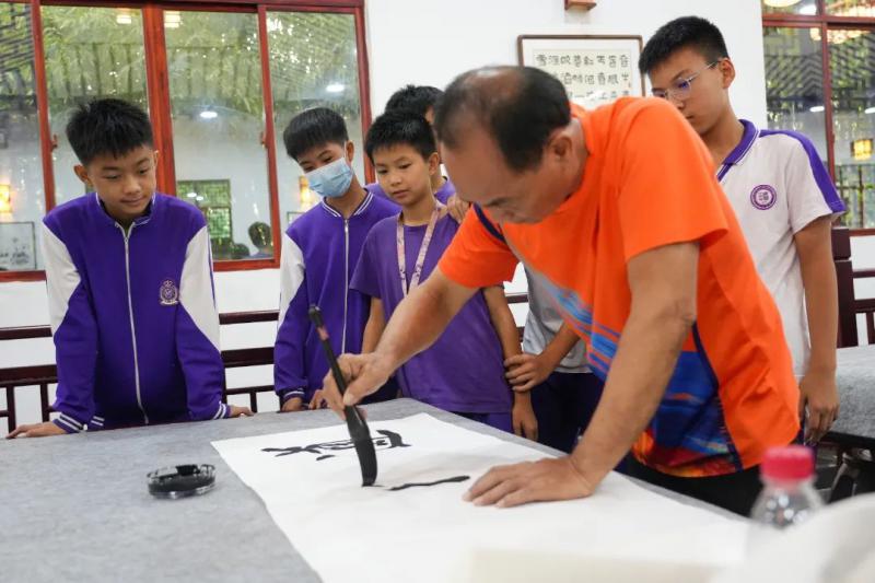 各老年书法家协会的老师们正在挥洒毫墨