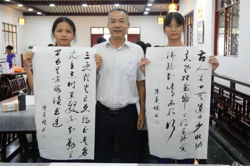 老师们将现场所作书画作品曾与学生们