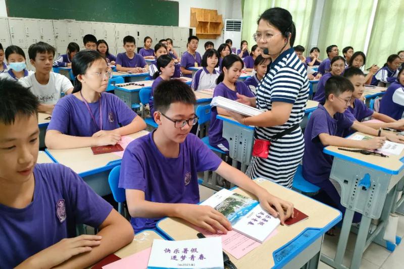 2023年暑假前，我校课程资源开发中心自主编写的暑假作业和生活指导手册发放到同学们手上。