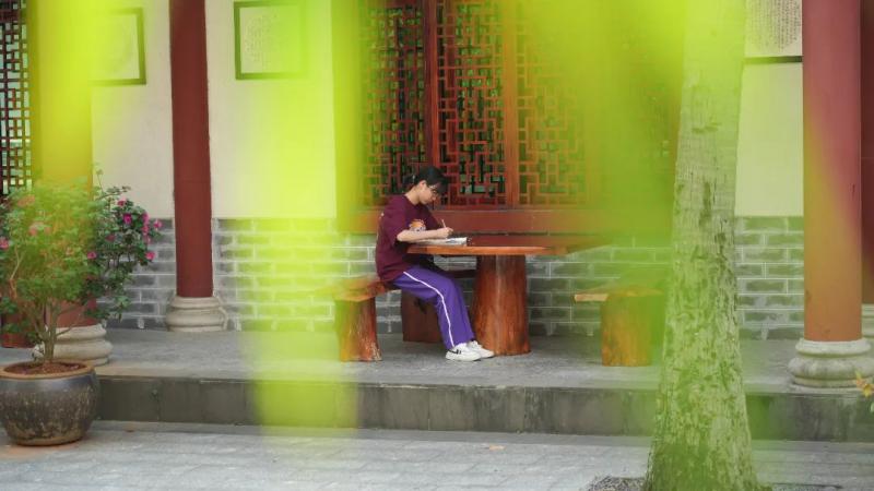 学生在东坡馆前学习