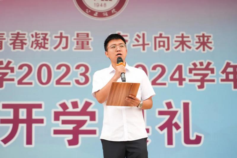 新教师代表赵鹏老师发言