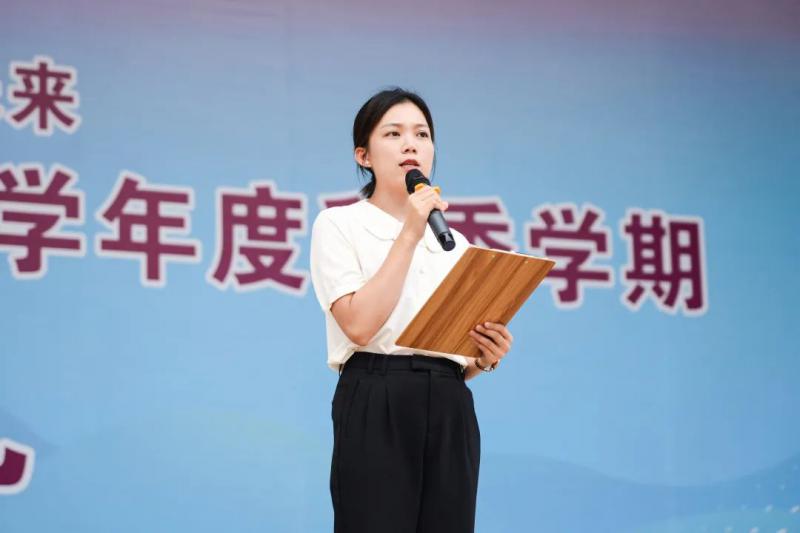 校友代表、共青团儋州市委员会宣学部部长许杨发言