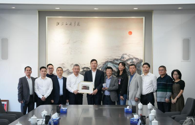 丨谢昌晶书记代表广州美术学院向儋州一中赠送胡一川作品《牛犋变工队》、“冰墩墩”和图书等纪念品。