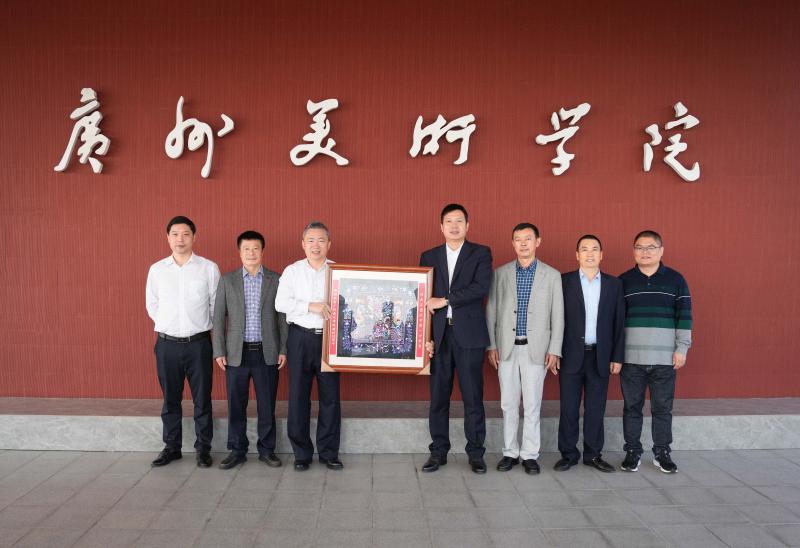 丨涂家文校长代表儋州一中向广州美术学院赠送校庆礼物——世界非物质文化遗产海南黎锦