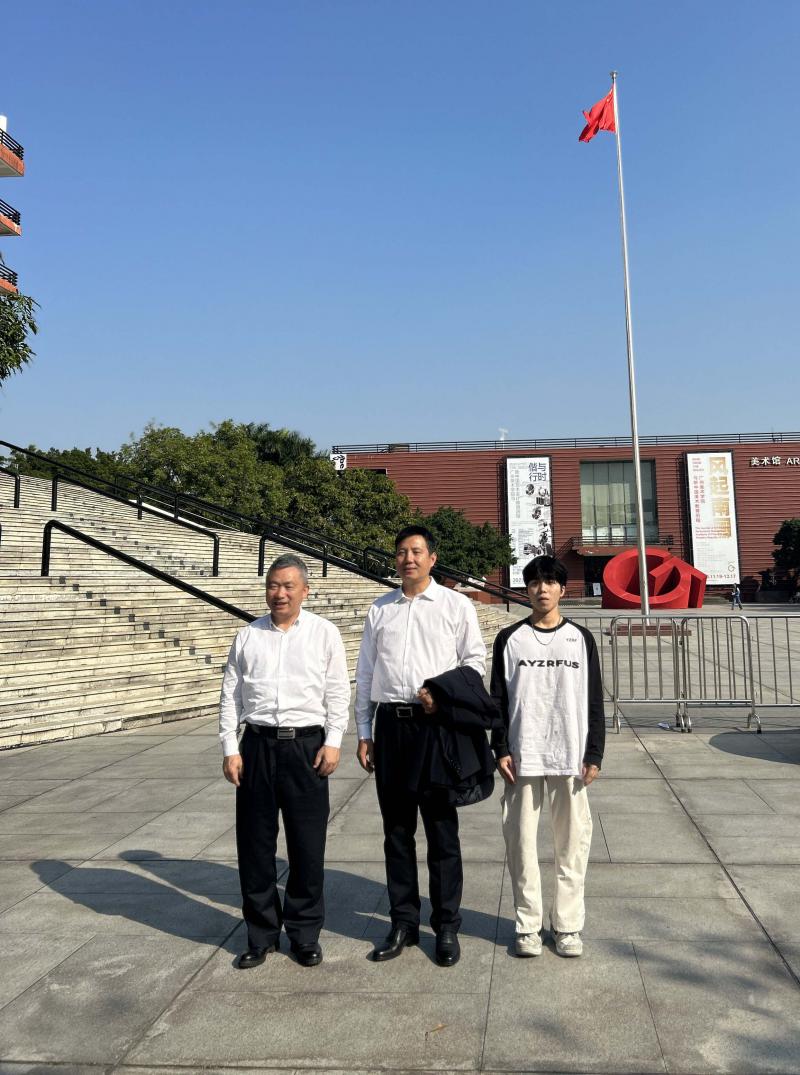 丨谢昌晶书记、涂家文校长和在广州美术学院就读的我校23届毕业生代表合影