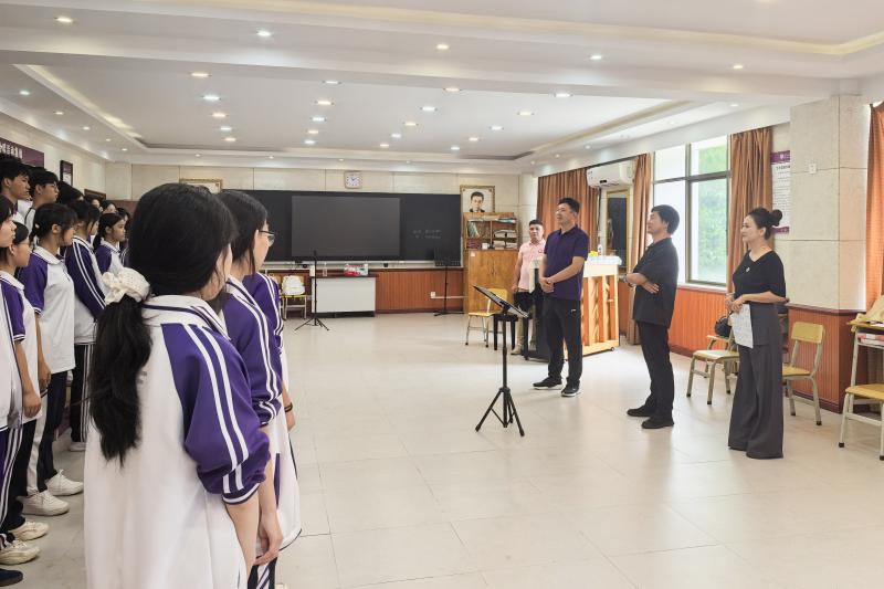 丨涂家文校长来到排练现场，询问排练进度，与同学们反复打磨唱腔、调整队形